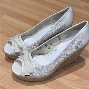 Kelly & Katie white and beige wedges